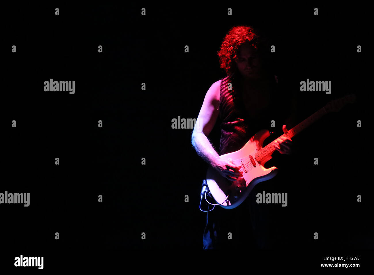 Assolo di chitarra in multicolore di luce nella parte superiore. Spazio copia verso sinistra Foto Stock