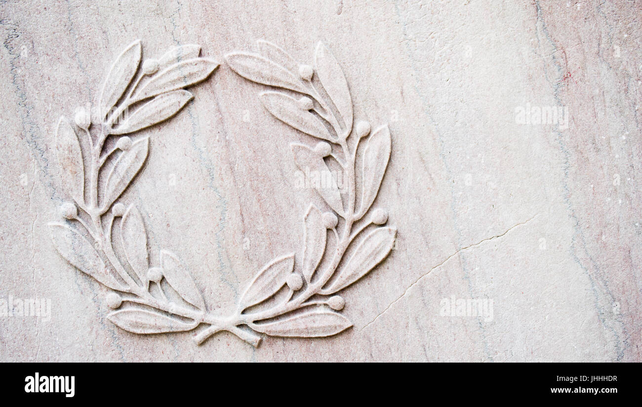Il carving di oliva corona sul marmo Foto Stock