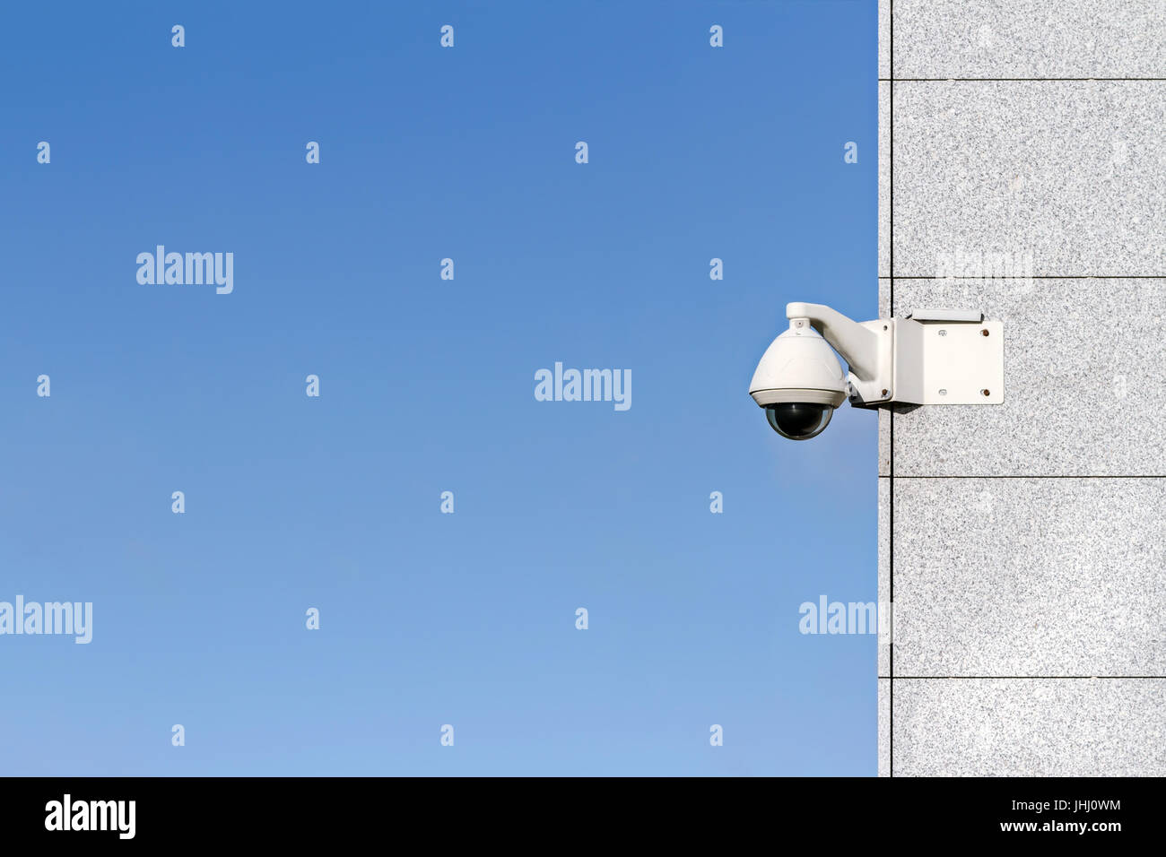 Le telecamere di sicurezza fissato su edificio per uffici angolo sul cielo blu sullo sfondo Foto Stock