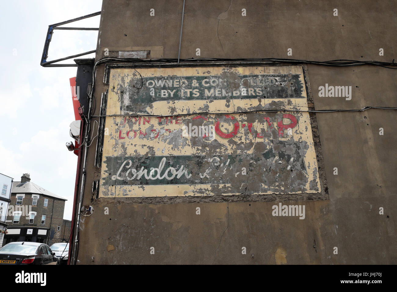 Vecchio weathered e spellatura Co-Op store ghost pubblicità segno sul lato di una parete di un edificio in Frederic Street Walthamstow, Londra E17 KATHY DEWITT Foto Stock