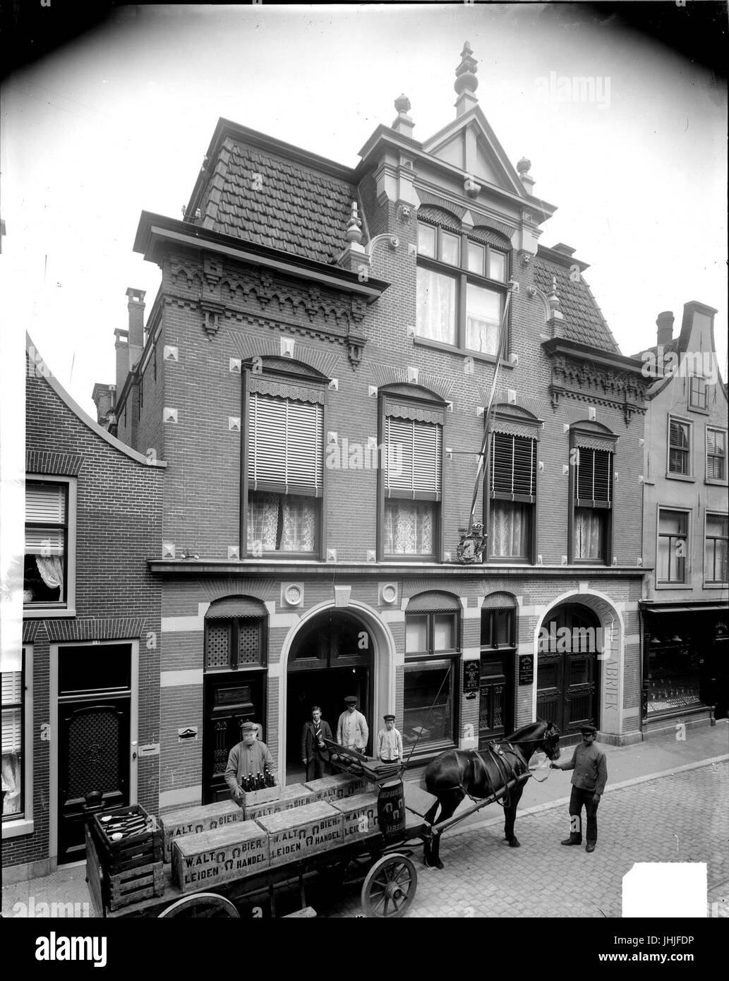 LEI ErfgoedLeiden001015956 Drankenhandel en limonadefabriek van W.Alt op de Hogewoerd in Leiden Foto Stock