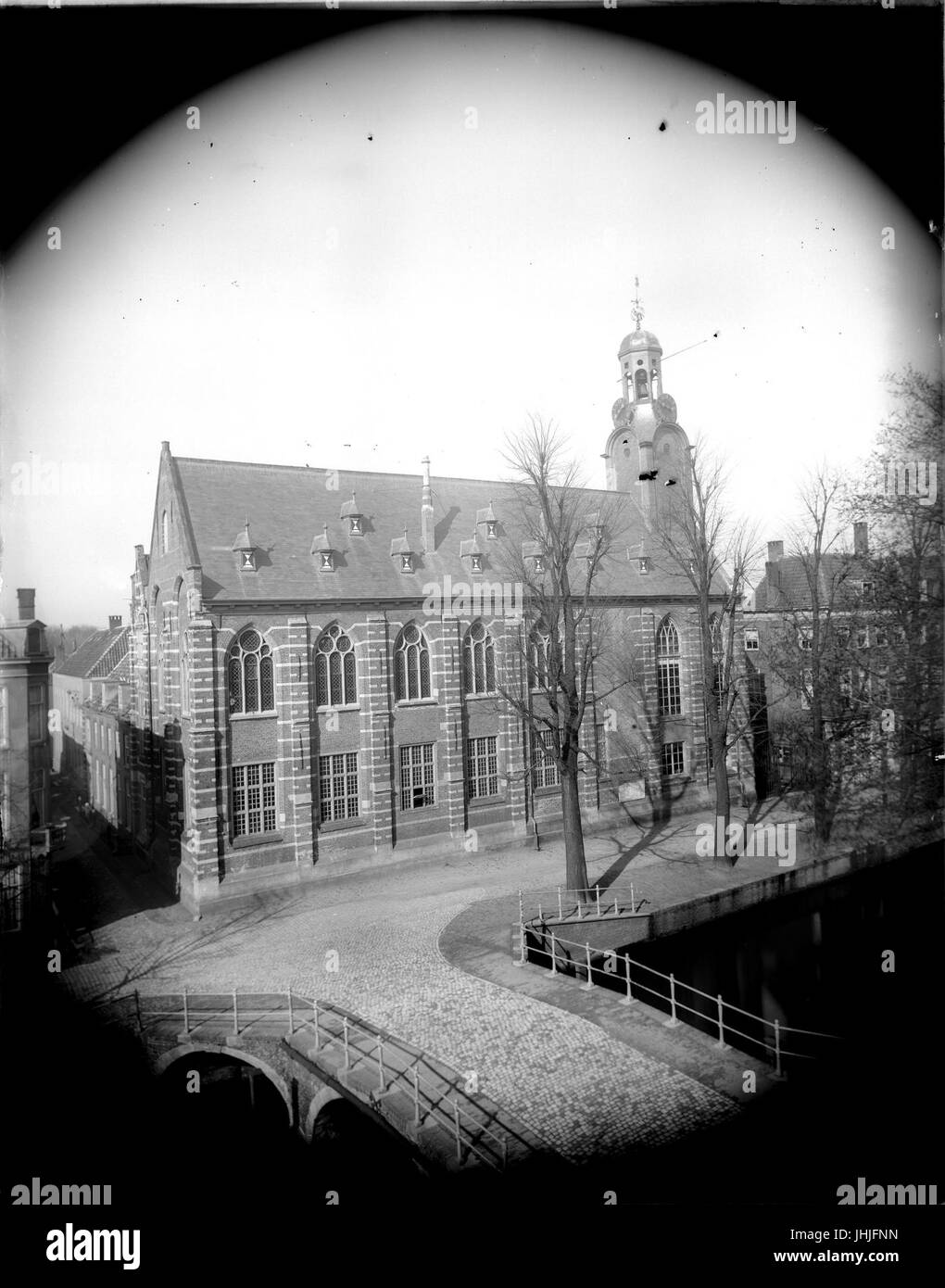 Un'immagine storica dell'Academiegebouw, un notevole edificio a Leida, Paesi Bassi. È una parte importante del patrimonio culturale della città ed è sede dell'Università di Leida, una delle università più antiche e prestigiose del paese. Foto Stock