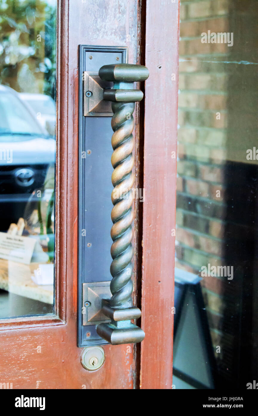 Un twisted metal maniglia della porta ad un ristorante. Foto Stock