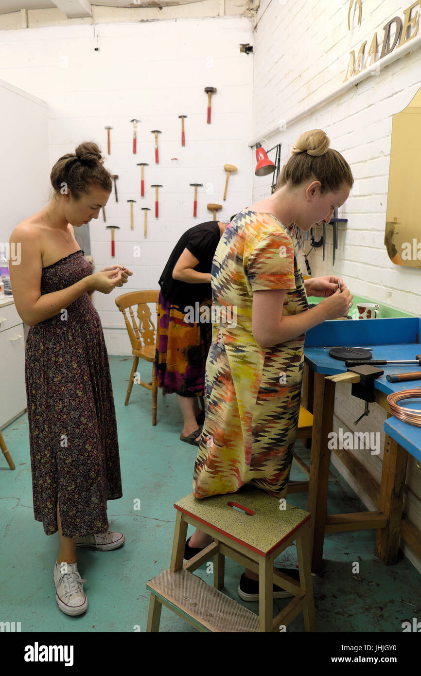 Giovani donne la gioielleria in 'made dalle ore' workshop durante il Walthamstow E17 Art Trail 2017 Walthamstow Londra UK KATHY DEWITT Foto Stock