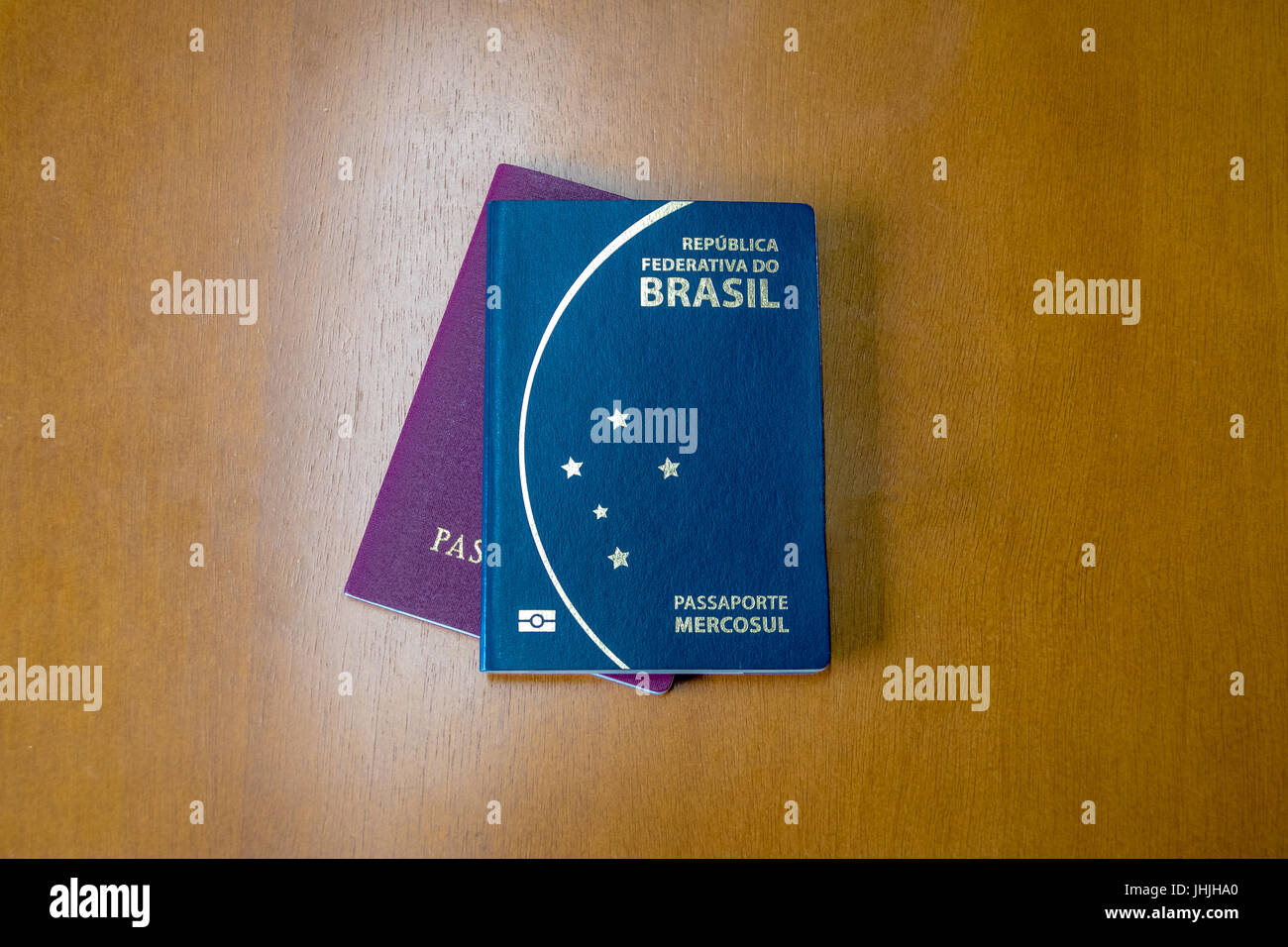 Brasiliano e di passaporti europei su sfondo di legno Foto Stock