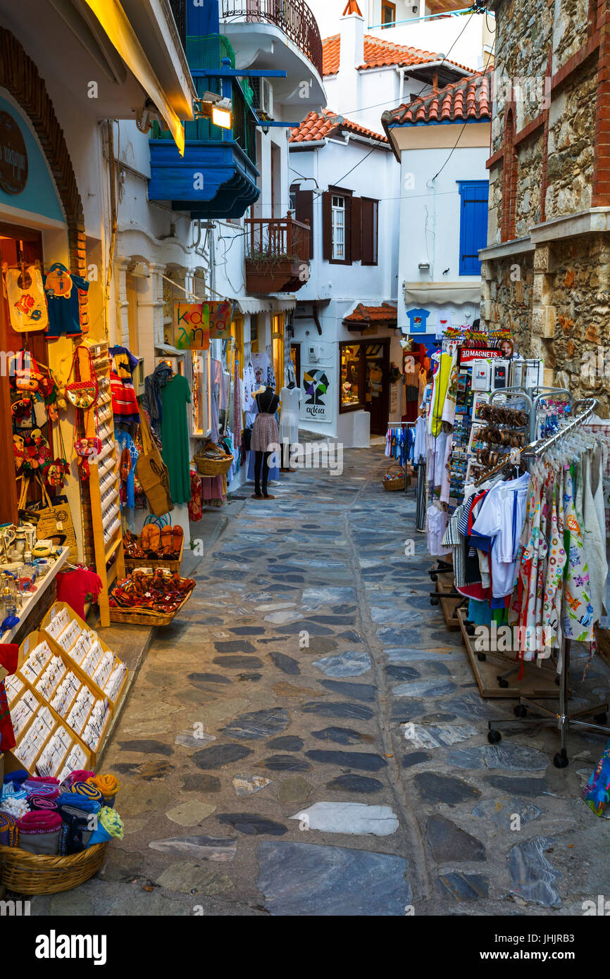 Strada con negozi nella città di Skopelos, Grecia. Foto Stock