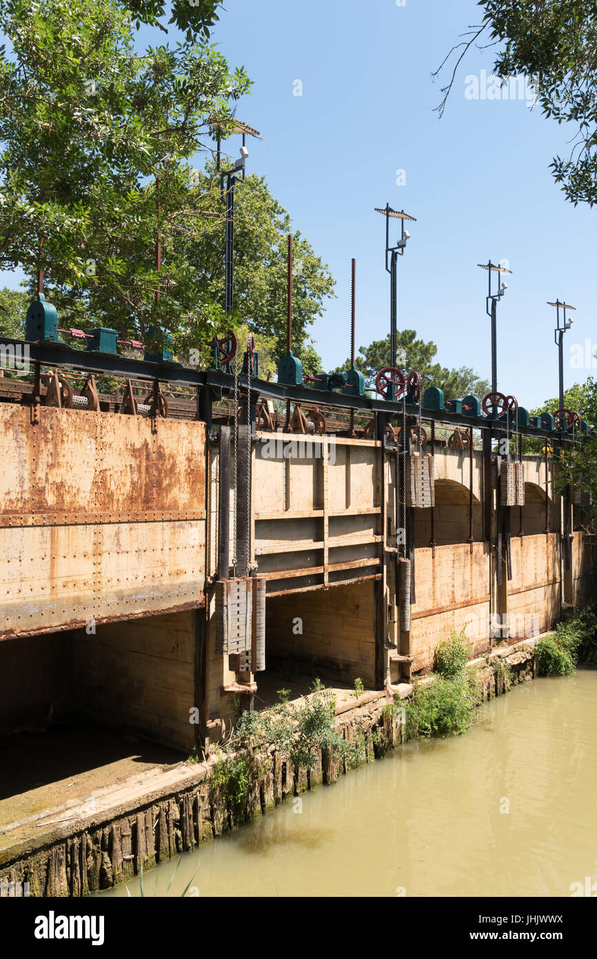 La Ouvrages du Libron, le misure di difesa contro le inondazioni nel punto di intersezione tra il Canal du Midi e il fiume Libron, Francia Foto Stock