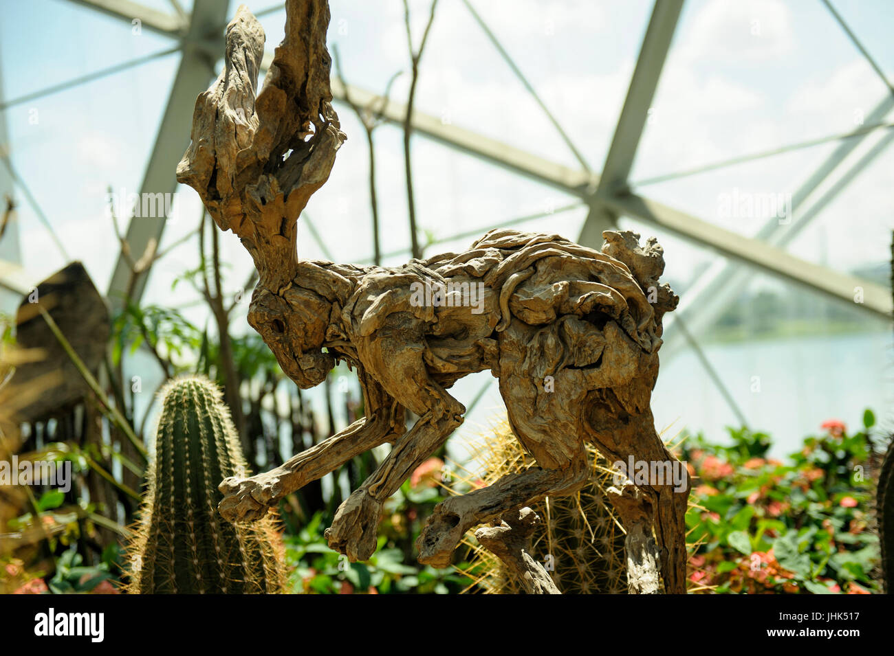 Scultura in legno/intaglio di due lepri combattimento/riproduzione in giardini dalla baia, Singapore Foto Stock