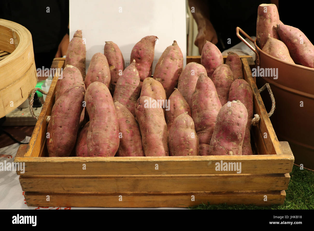 Patate dolci,fuoco a patate dolci nel vassoio in legno Foto Stock