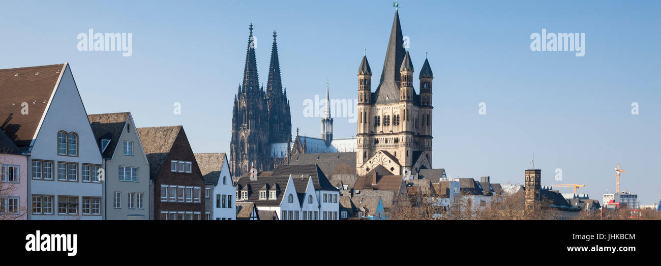 Città vecchia con Dom e Cattedrale Groß San Martin, Colonia, nella Renania settentrionale-Vestfalia, Germania, Europa Foto Stock