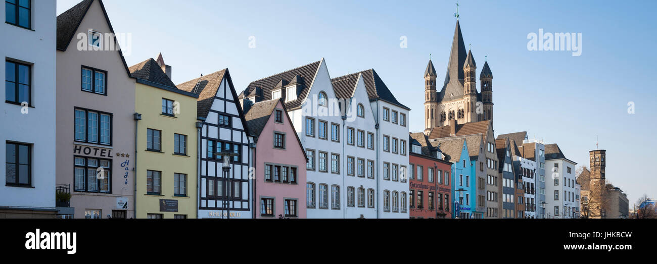 Città vecchia con una cattedrale Groß San Martin, Colonia, nella Renania settentrionale-Vestfalia, Germania, Europa Foto Stock