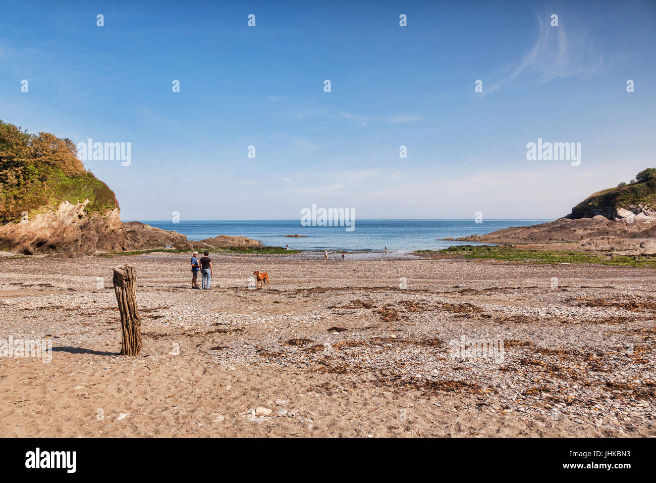 19 Giugno 2017: Hele Bay, North Devon, Inghilterra, Regno Unito - La spiaggia su una mattina di sole, nel passato, il vecchio posto di legno è stato utilizzato per legare le navi che d Foto Stock