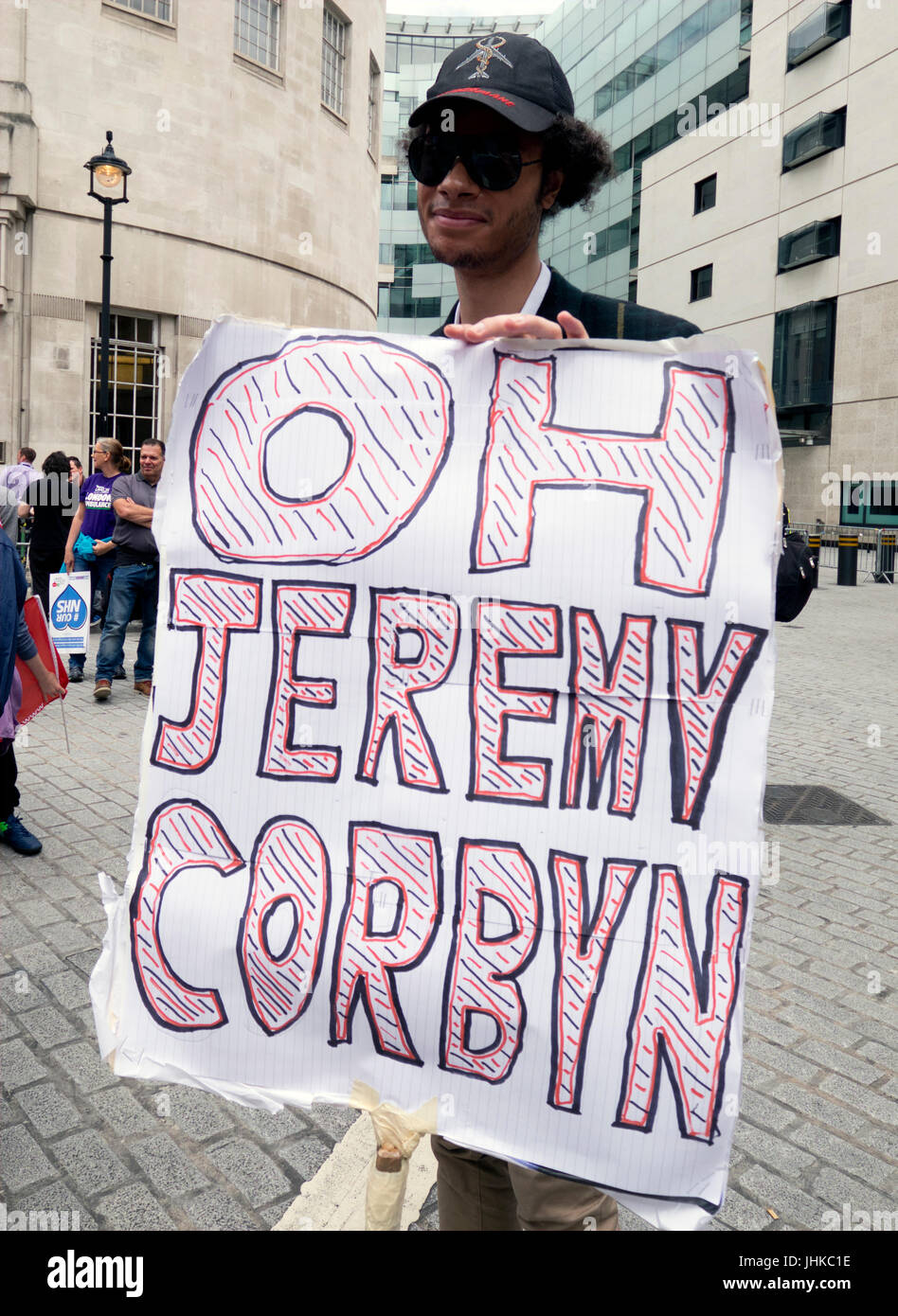 Migliaia marzo attraverso il centro di Londra su Anti-austerità e sbarazzarsi di Theresea maggio e il governo conservatore di dimostrazione 1 Luglio 2017 Foto Stock