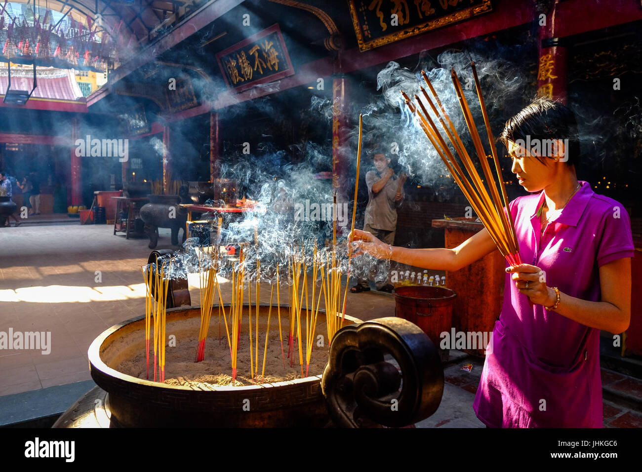 Fedeli a un tempio cinese di Cholon, Ho Chi Minh City, Vietnam Foto Stock