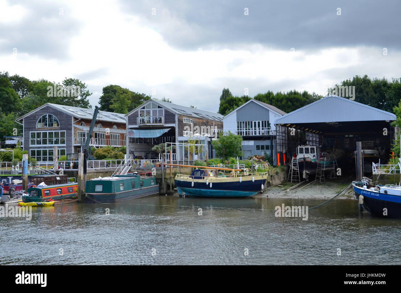 Boathouses sulla torta di Anguilla isola sul Fiume Tamigi a Twickenham a Londra Foto Stock