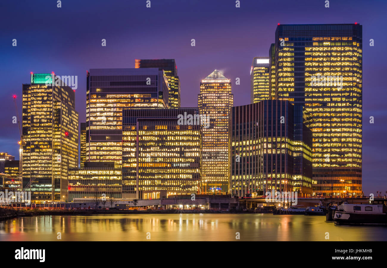 Londra, Inghilterra - i grattacieli di Canary Wharf, il famoso quartiere finanziario di Londra al blue ora Foto Stock