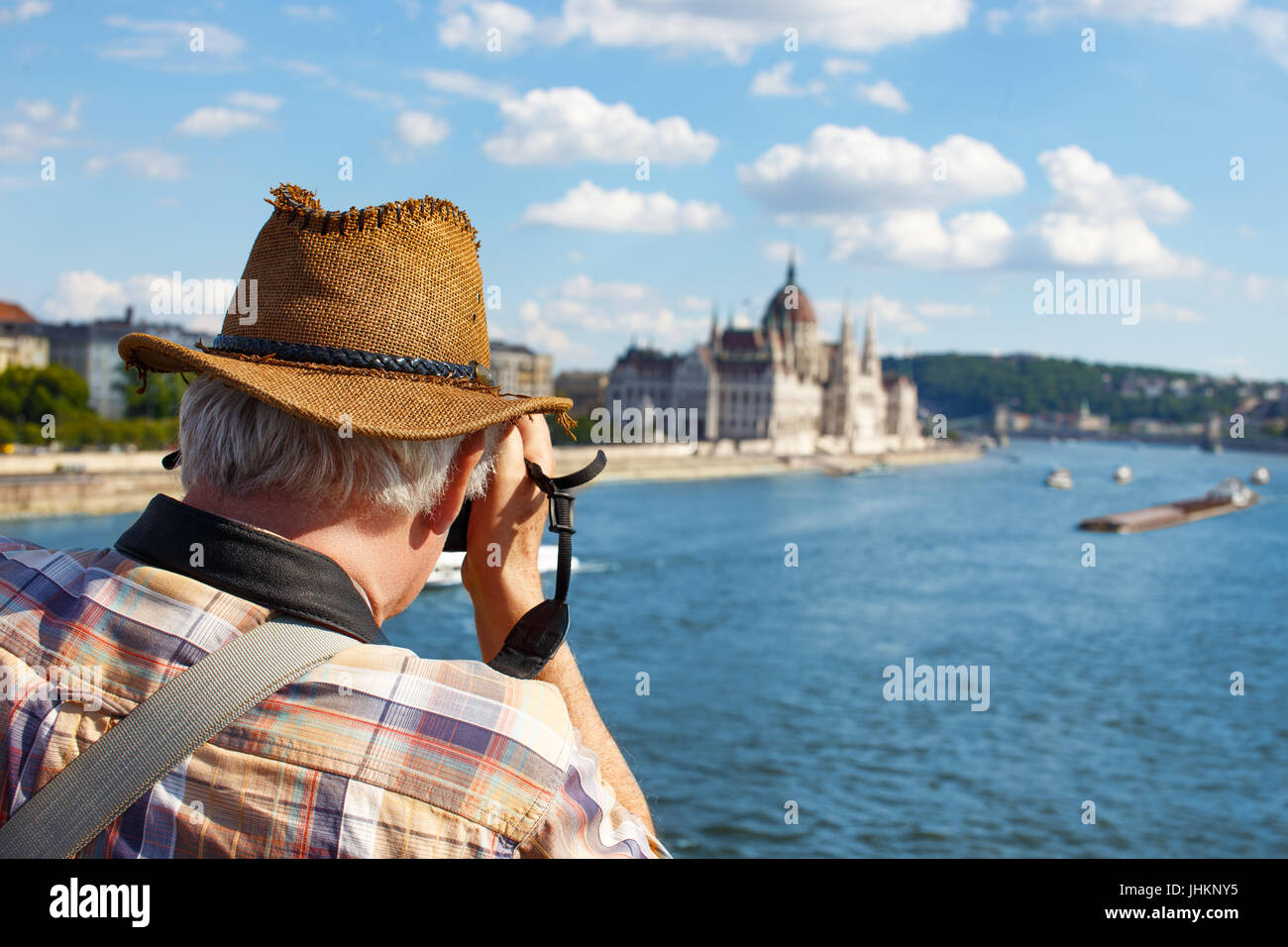 Il vecchio pensionato riprese turistiche del palazzo del parlamento a Budapest, Ungheria Foto Stock