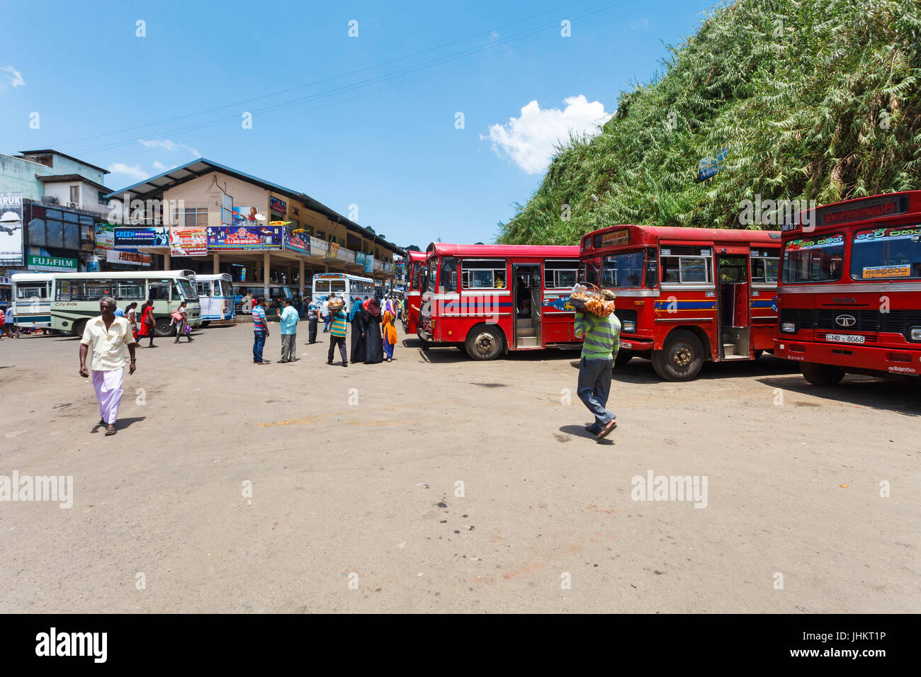 HATTON, SRI LANKA, 10 marzo 2016 presso la stazione degli autobus. Per trovare il vostro autobus devi ascoltare la gente del luogo urlando loro destinazione Foto Stock