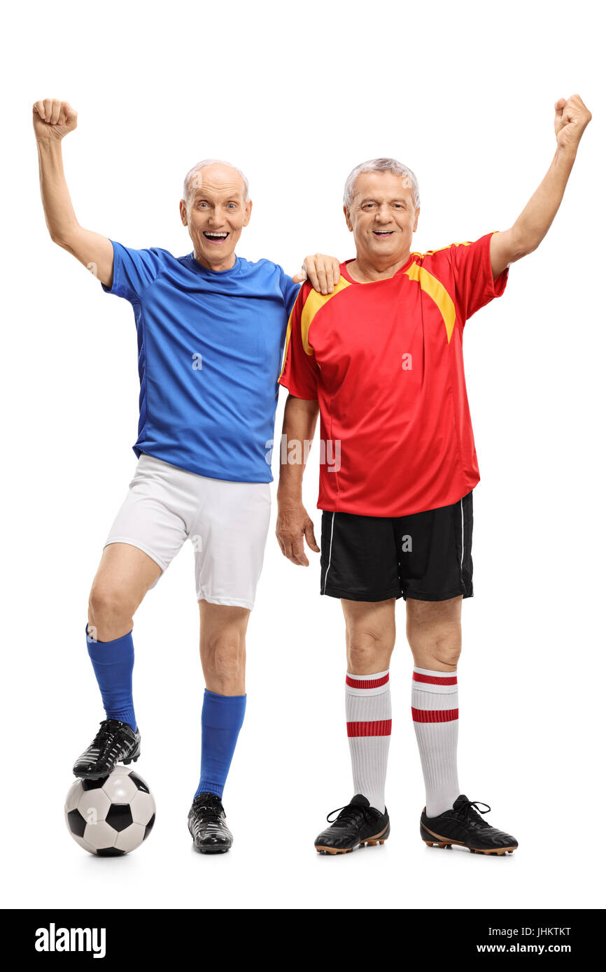 A piena lunghezza ritratto di due anziani giocatori di calcio gesticolando felicità isolati su sfondo bianco Foto Stock