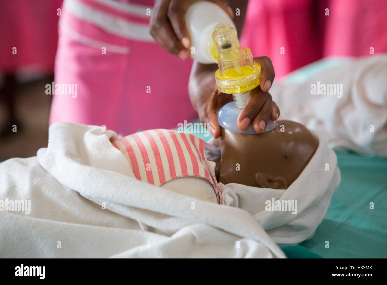 Un infermiere in esecuzione di una sessione di formazione sulla rianimazione del bambino e l importanza della ABC a Villa Maria Infermieri e scuola di ostetricia in Uganda. Foto Stock