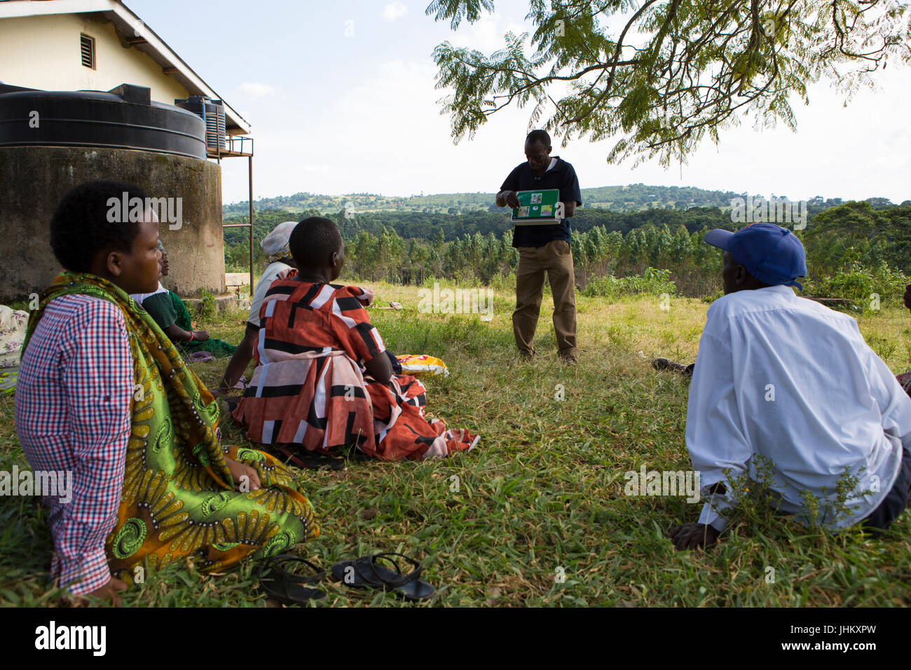 Alcune delle donne che hanno ricevuto alcuni fondamentali di salute formazione come essi attendere sotto l'ombra di un albero a Bukeeri centro salute 3, Uganda. Foto Stock
