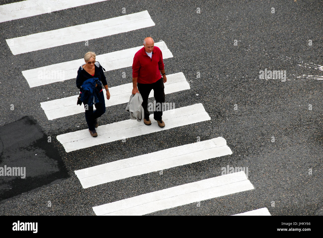 Due persone sulle strisce pedonali Foto Stock