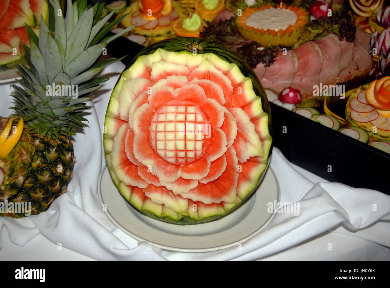 Intagliate il melone di acqua per la visualizzazione Foto Stock