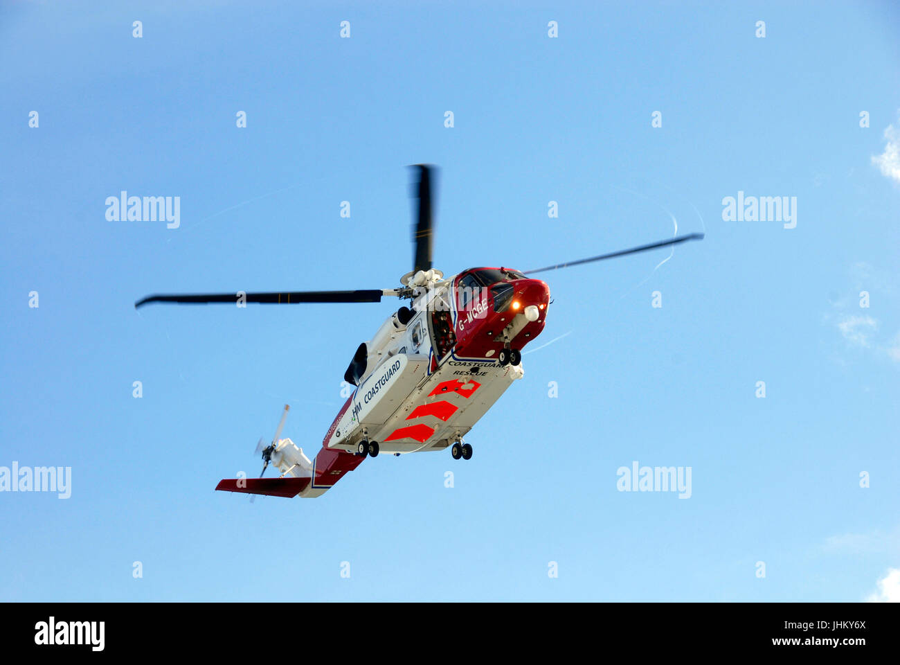 Guardia Costiera Sikorsky Salvataggio in elicottero operanti al di sopra del Mare del Nord Foto Stock