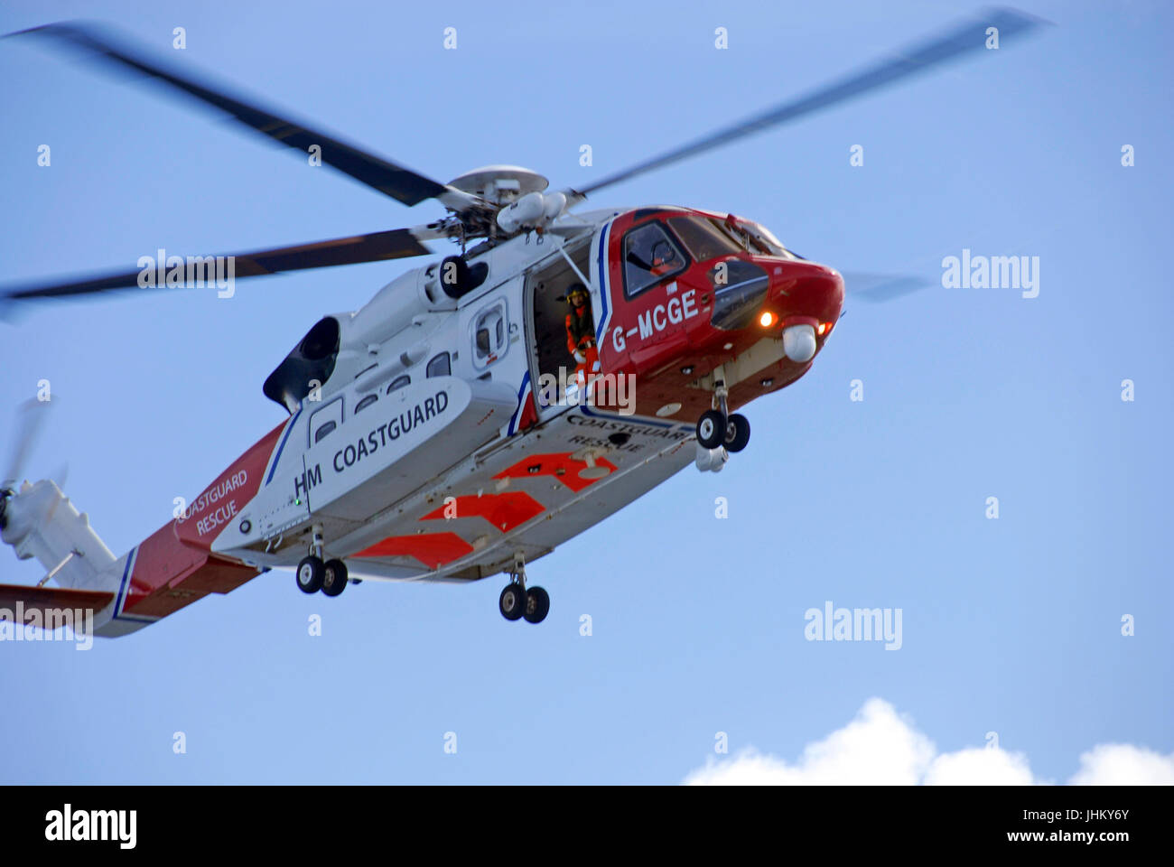 Guardia Costiera Sikorsky Salvataggio in elicottero operanti al di sopra del Mare del Nord Foto Stock