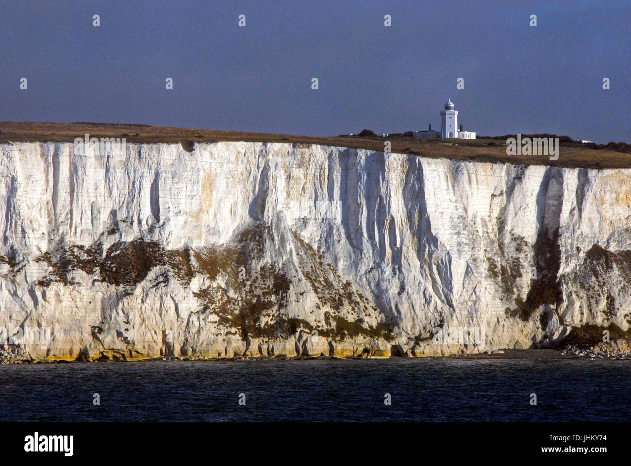 Le Bianche Scogliere di Dover dal mare Foto Stock