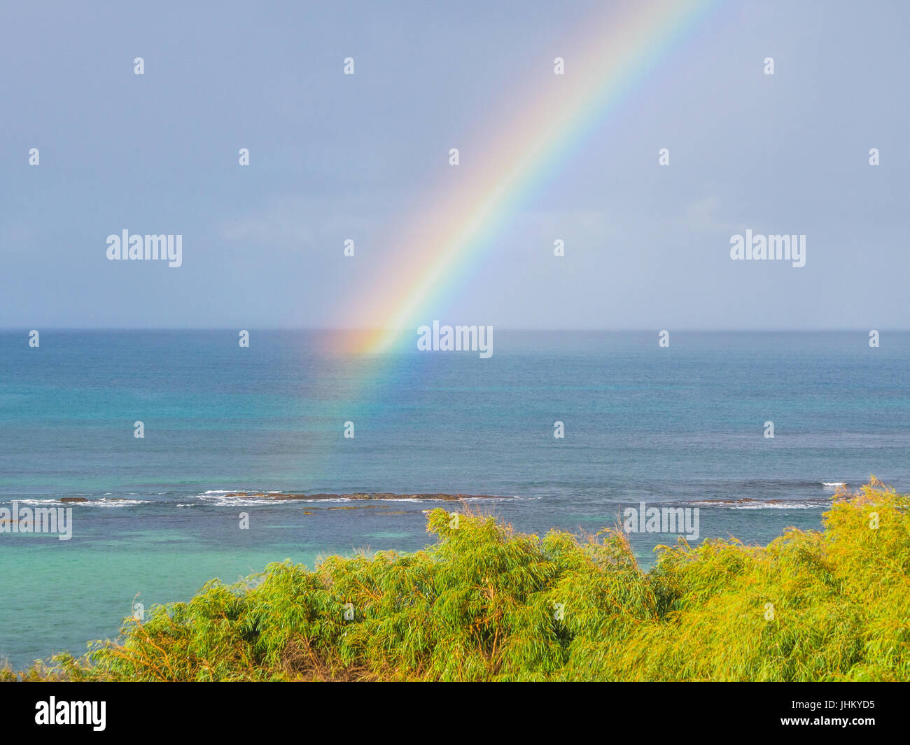 Un arcobaleno sul mare a Augusta, in prossimità della punta sud-occidentale di Australia. Foto Stock