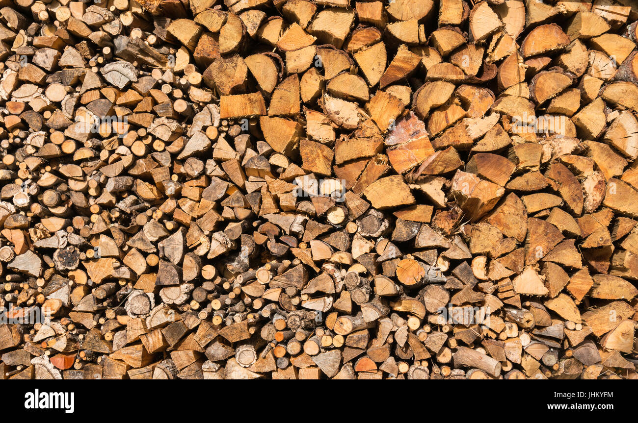 Due tipi di legname accatastati formano una bella curva Foto Stock