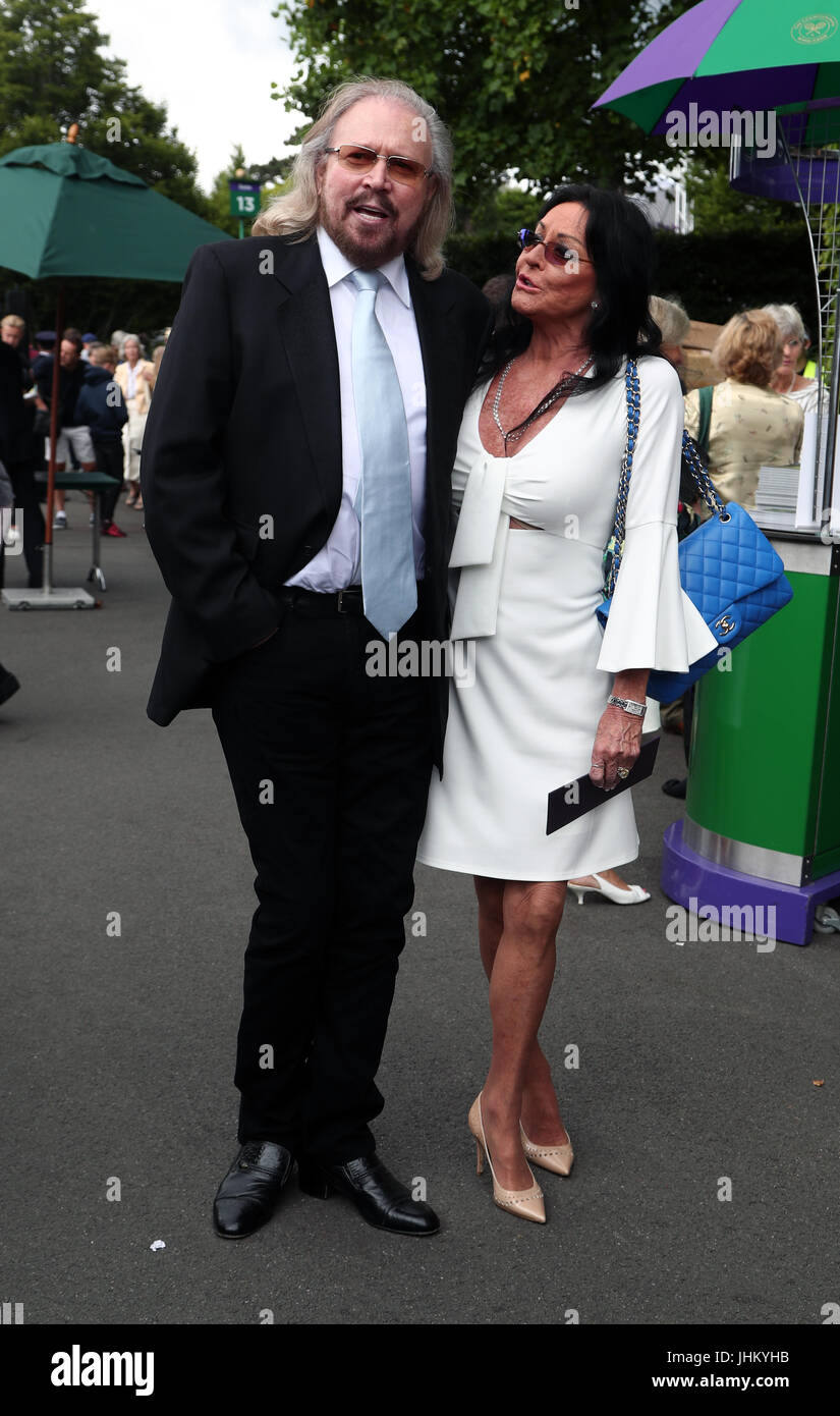 Il cantante-cantautore, Barry Gib e sua moglie Linda arrivano il giorno undici dei campionati di Wimbledon all'All England Lawn tennis and Croquet Club, Wimbledon. Foto Stock