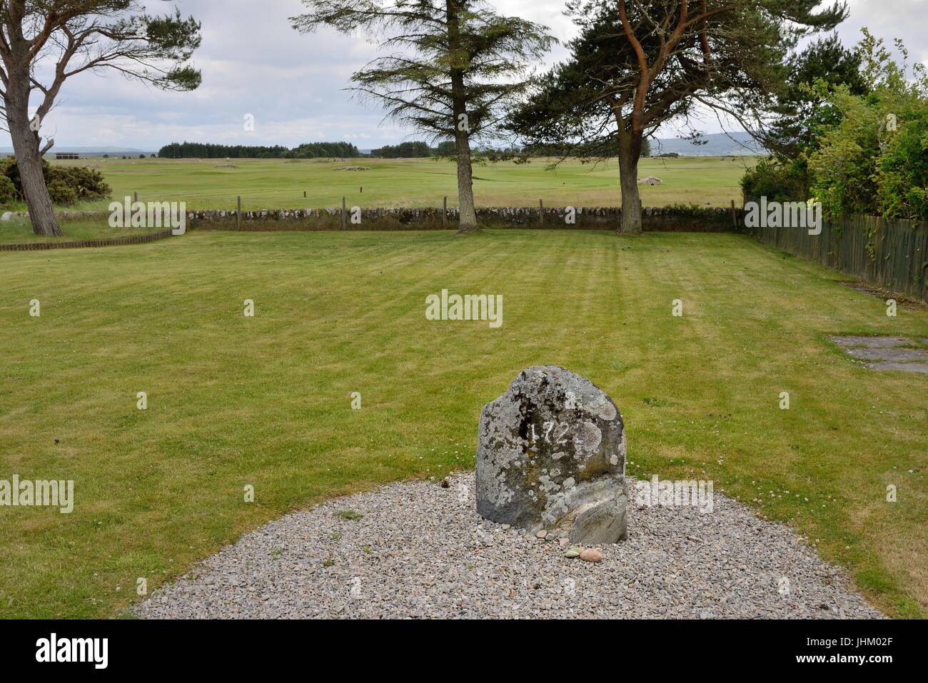 Questa pietra segna il punto in cui l'ultima donna accusata di stregoneria è stato bruciato al palo in Scozia, Regno Unito Foto Stock