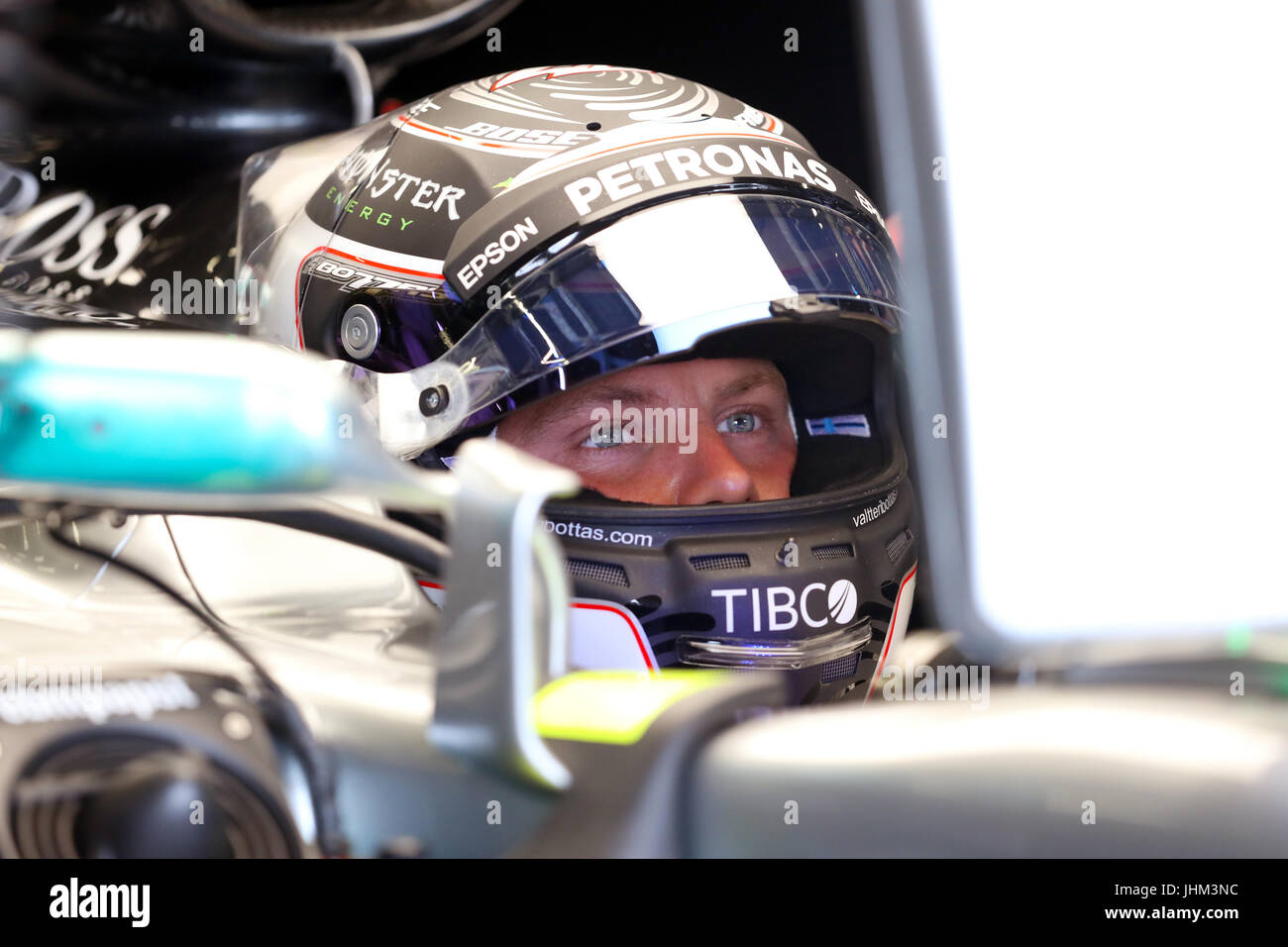 Mercedes' Valterri Bottas durante la seconda pratica del 2017 British Grand Prix sul circuito di Silverstone, Towcester. Foto Stock