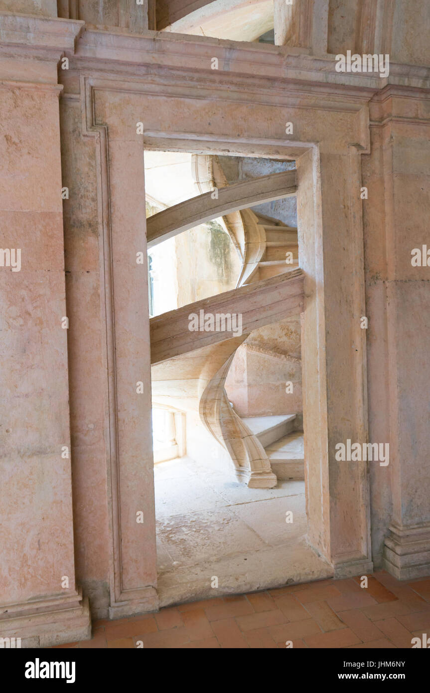 Una bella scala al Convento di Cristo luce dal sole Foto Stock