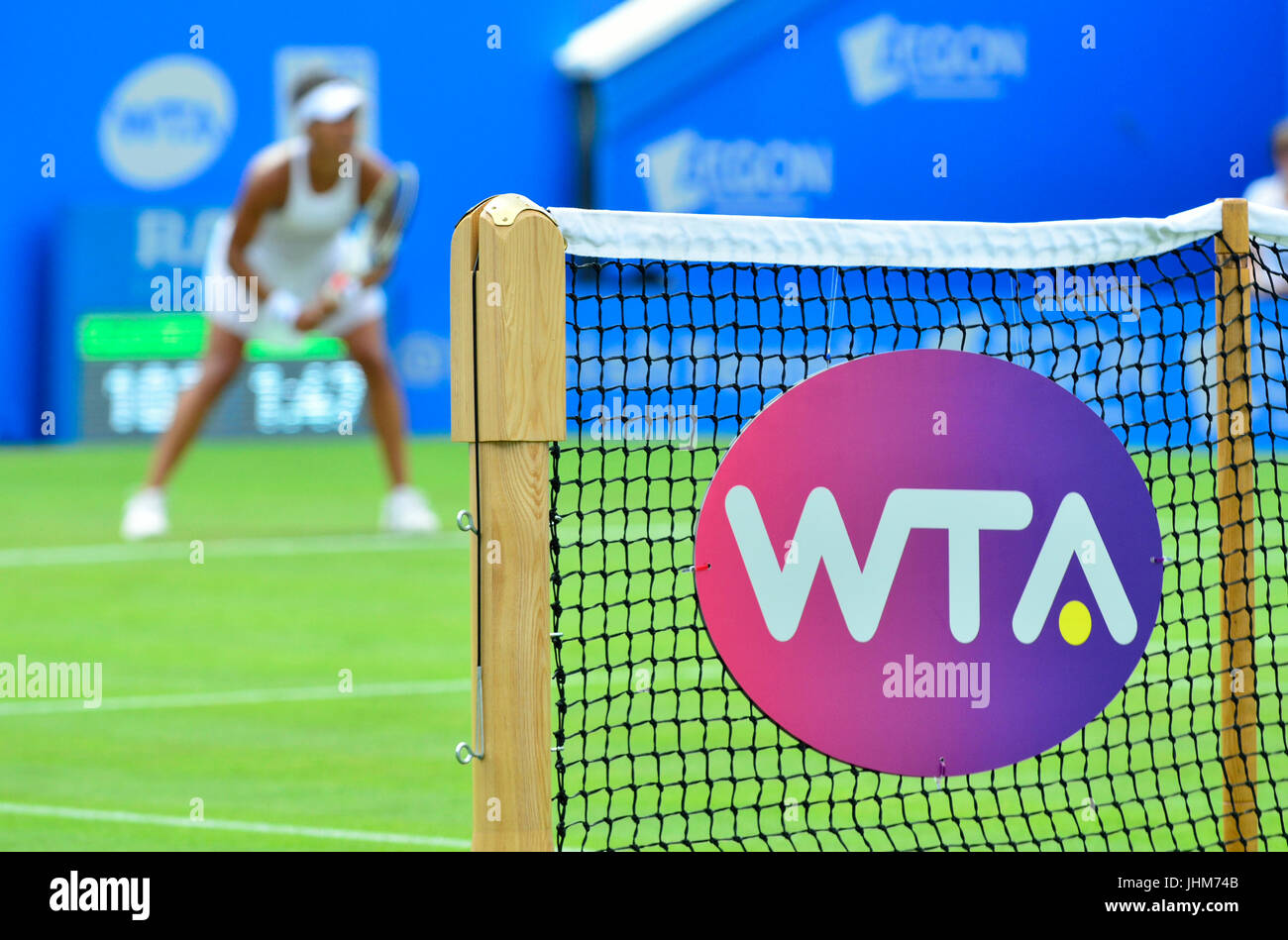 Il WTA logo sul net - Heather Watson (GB) giocando a Aegon International, Eastbourne 2017 Foto Stock
