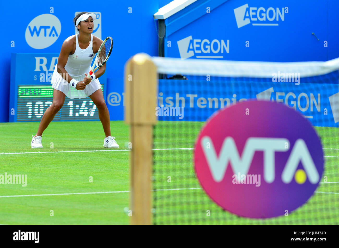 Heather Watson (GB) giocando a Aegon International, Eastbourne 2017. Il WTA logo sul net Foto Stock