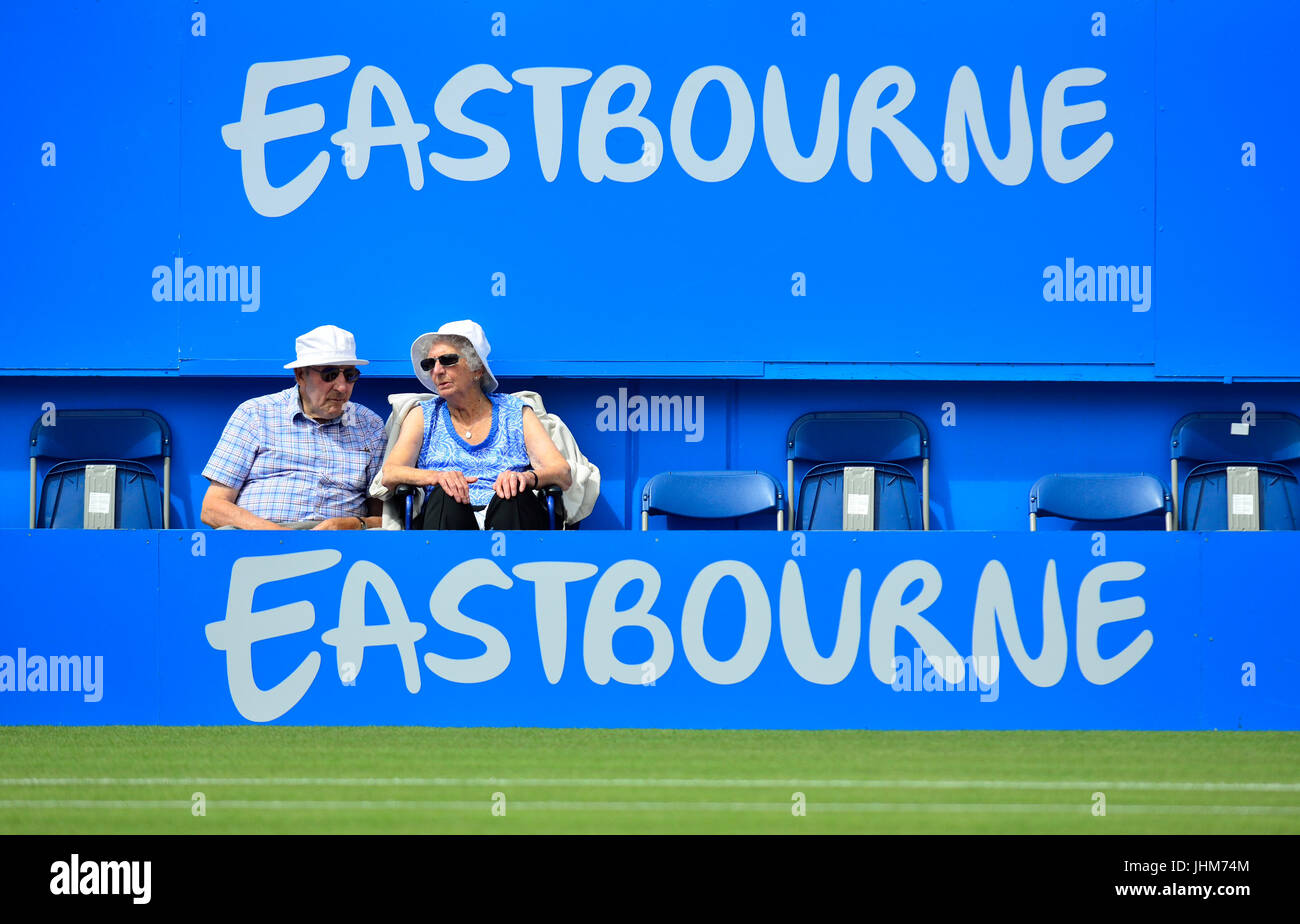 Aegon torneo internazionale di tennis, Devonshire Park, Eastbourne 2017. I vecchi spettatori seduti in particolare un facile accesso posti a sedere... Foto Stock