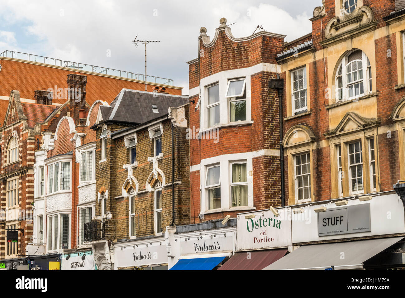 Architettura e negozi in Ealing, London W5, Inghilterra, Regno Unito. Foto Stock