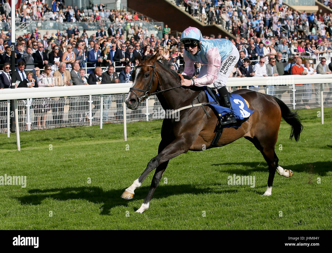 Lualiwa cavalcato da Lewis Edmunds vince il centro di Wingate carità supportato da apprendista Sugro Handicap durante il giorno uno del John Smith's Cup incontro a York Racecourse. Foto Stock