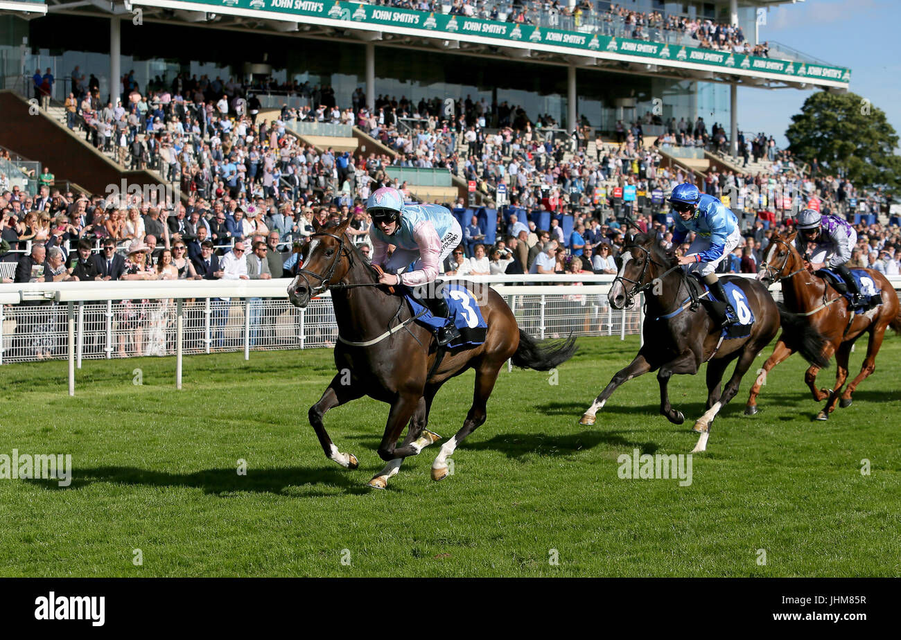 Lualiwa cavalcato da Lewis Edmunds vince il centro di Wingate carità supportato da apprendista Sugro Handicap durante il giorno uno del John Smith's Cup incontro a York Racecourse. Foto Stock