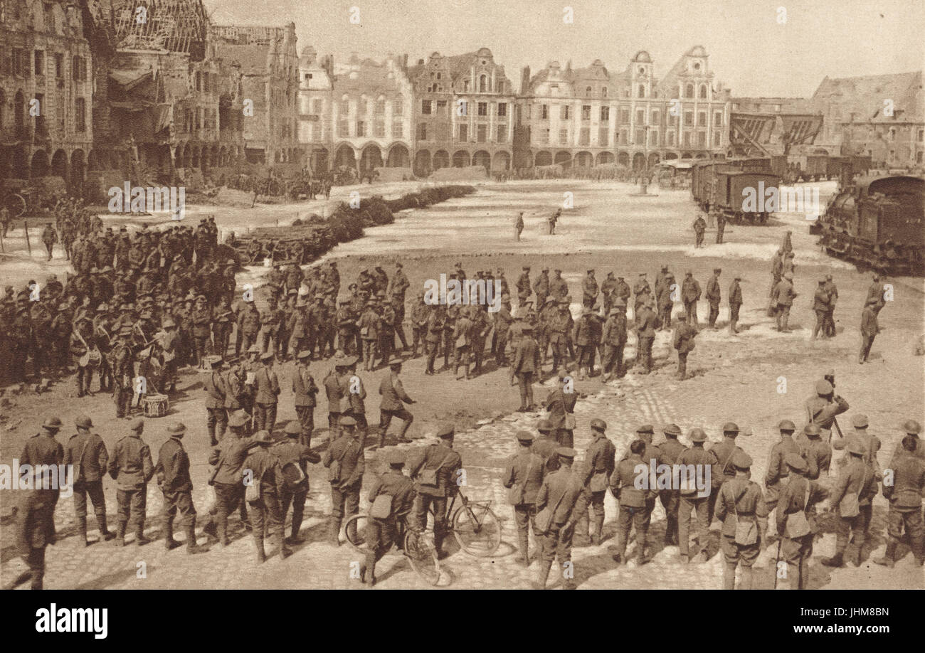 Soldati rilassante a British banda militare, Arras Francia Foto Stock