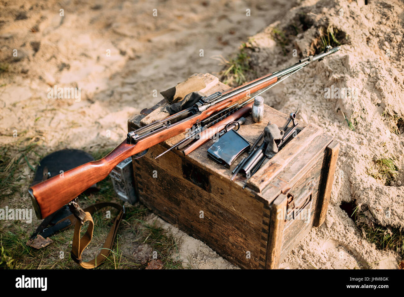 Vecchia Russia Sovietica smontato Sks Semi-automatic Carbine su una scatola di legno. Arma di esercito rosso nella II Guerra Mondiale. Foto Stock