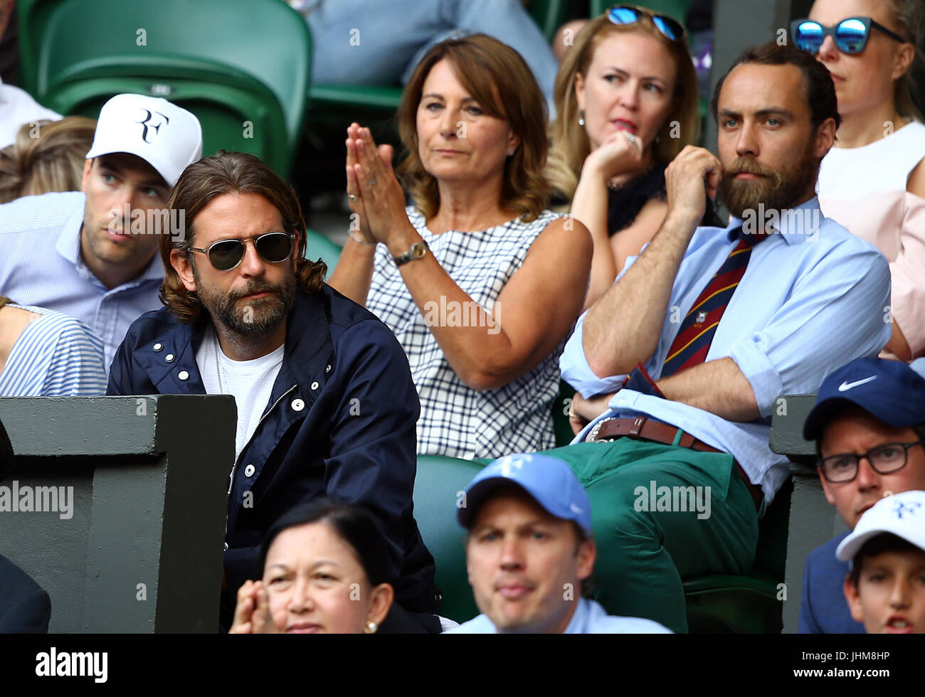 Bradley Cooper orologi l'azione tra Thomas Berdych e Roger Federer con Carole Middleton e suo figlio Giacomo (indietro) il giorno undici dei campionati di Wimbledon al All England Lawn Tennis e Croquet Club, Wimbledon. Foto Stock