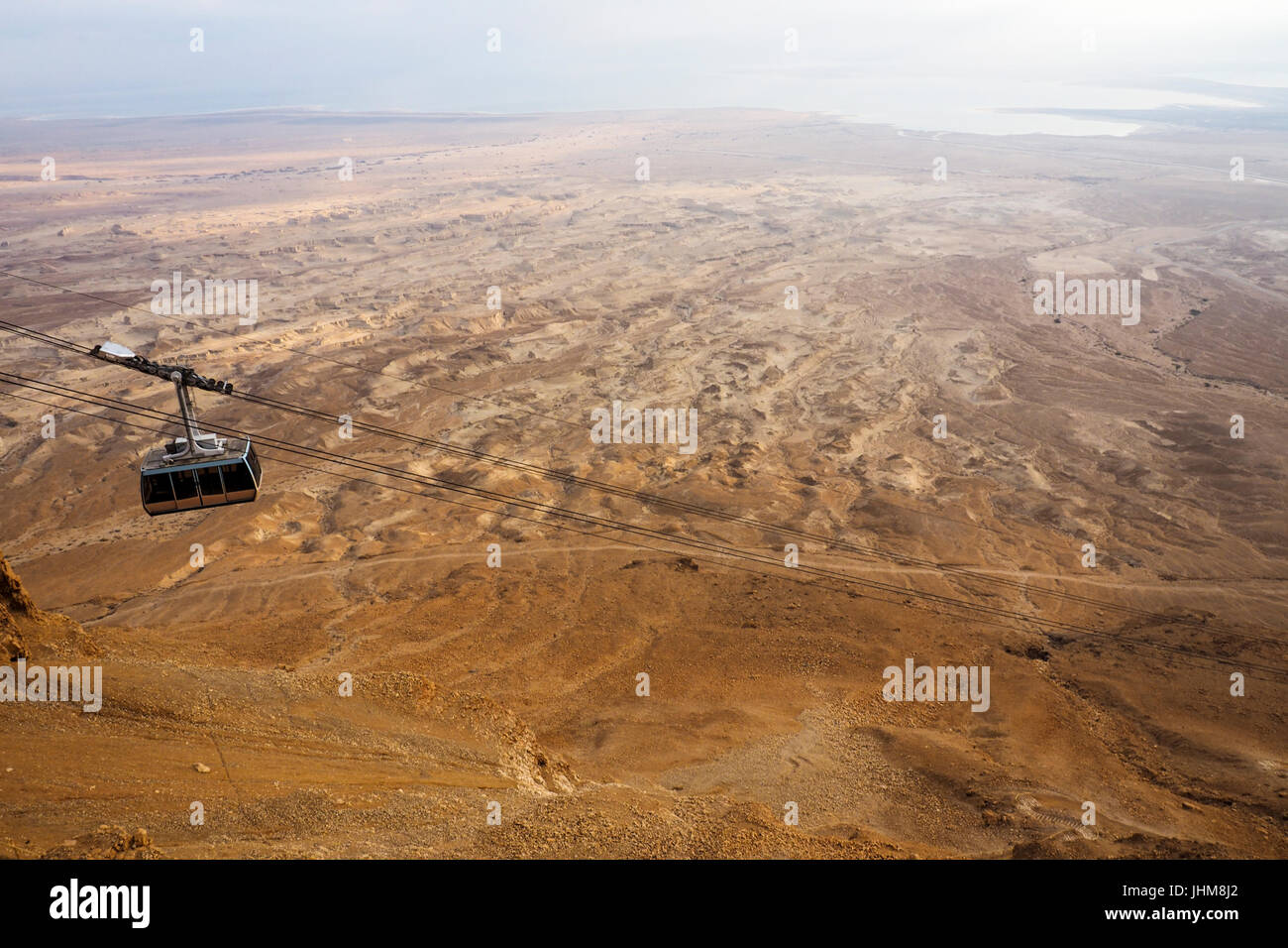 La funivia di Masada auto scendendo dal monte Masada e il Mar Morto nella distanza. Foto Stock