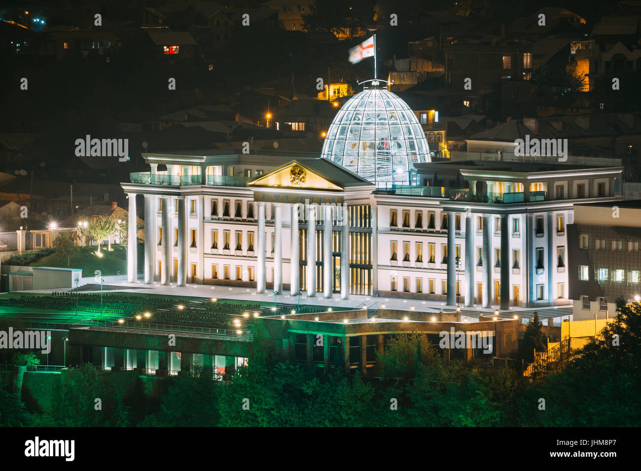 Tbilisi, Georgia. Amministrazione presidenziale Palace, Avlabari Residence In illuminazione notturna, Uptown di Avlabari distretto. Famoso punto di riferimento Foto Stock