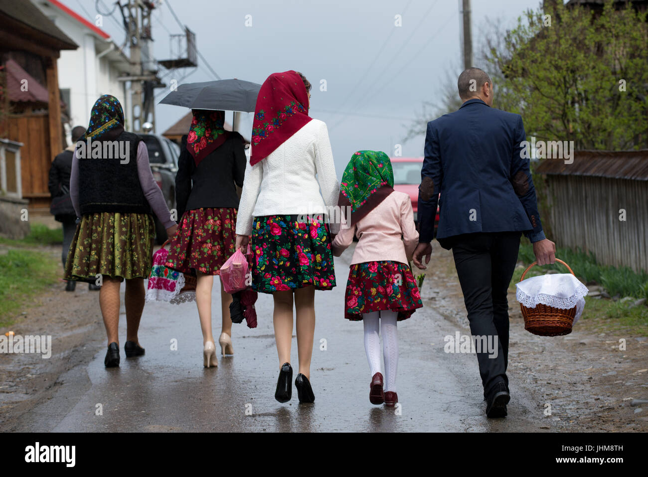 Gli abitanti di un villaggio di andare a messa di pasqua con abiti  tradizionali, villaggio di breb, distretto di maramures, Romania Foto stock  - Alamy