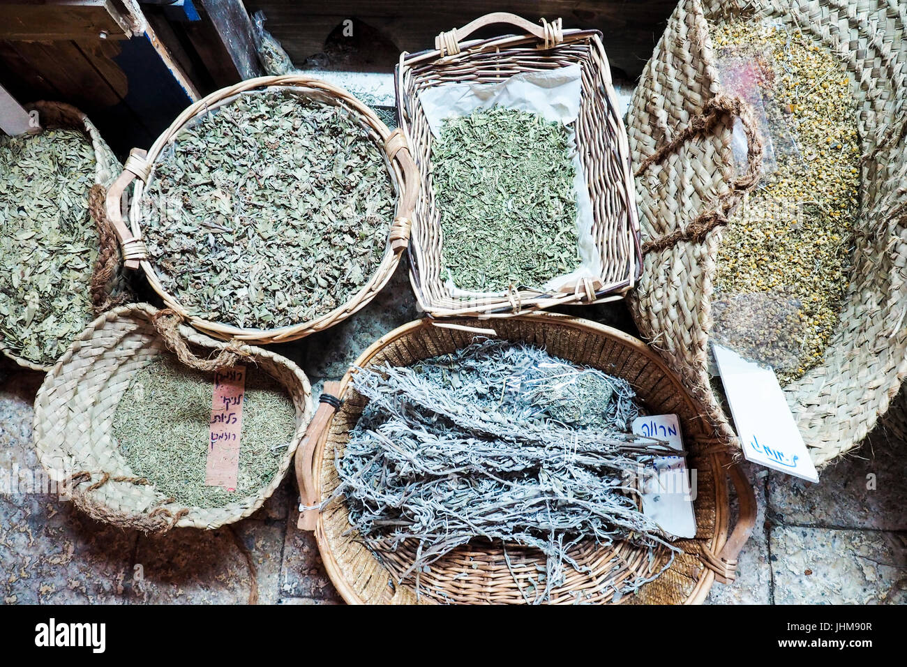 Selezione di erbe essiccate sul display in cesti in un mercato in acri, Israele. Foto Stock