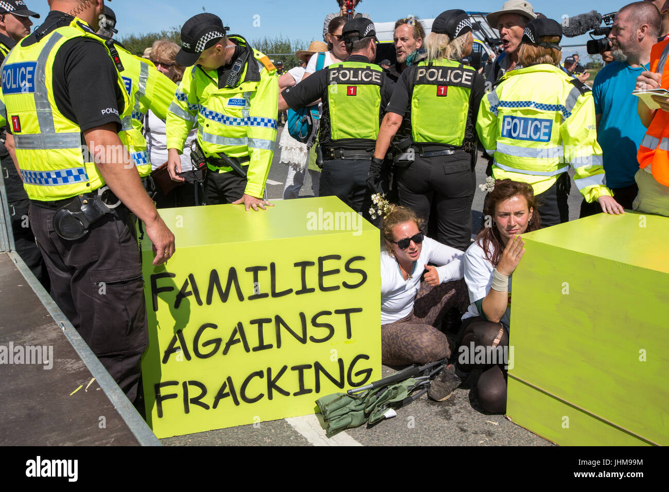 Gillian Kelly e tre generazioni della sua famiglia sconfiggere le forze di polizia e la gestione di lock-in al di fuori di Cuadrilla fracking del sito su Preston ne Foto Stock